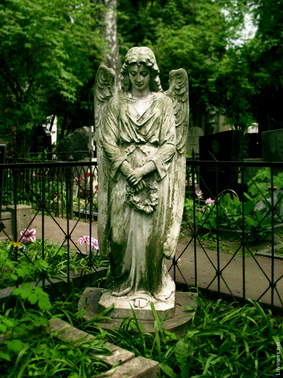 Новодевичье кладбище памятник ангел