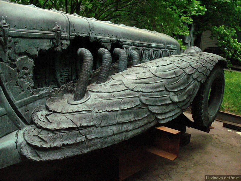  Скульптура Рукавишникова: крыло автомобиля 