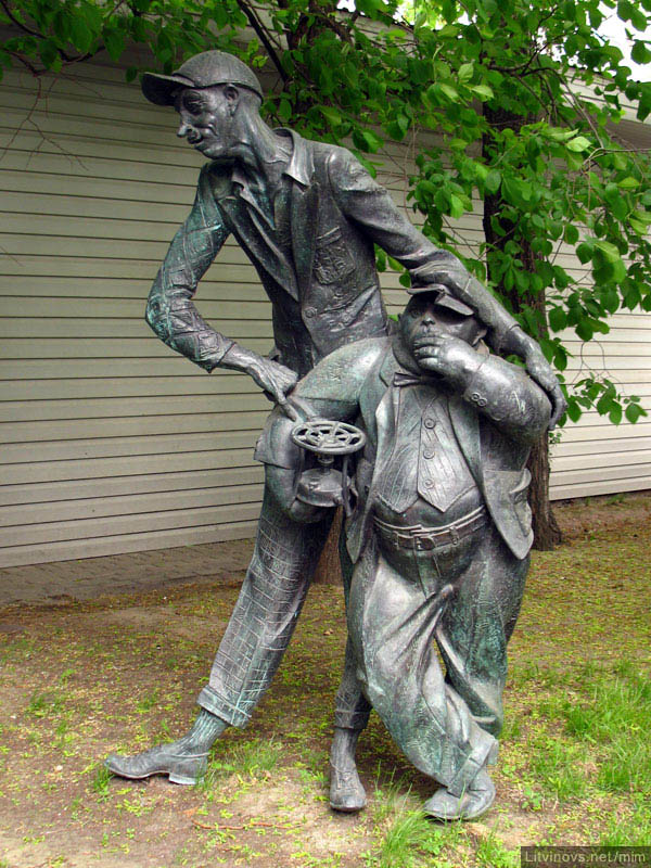  Скульптура Рукавишникова: Фагот и Бегемот 
